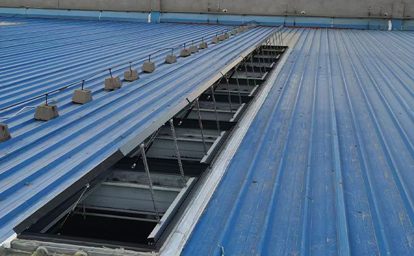 某城市大型商业综合体中庭水磨沟排烟窗工程